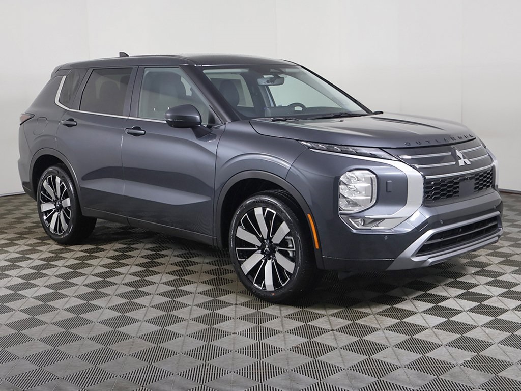 2025 Mitsubishi Outlander SE photo 2