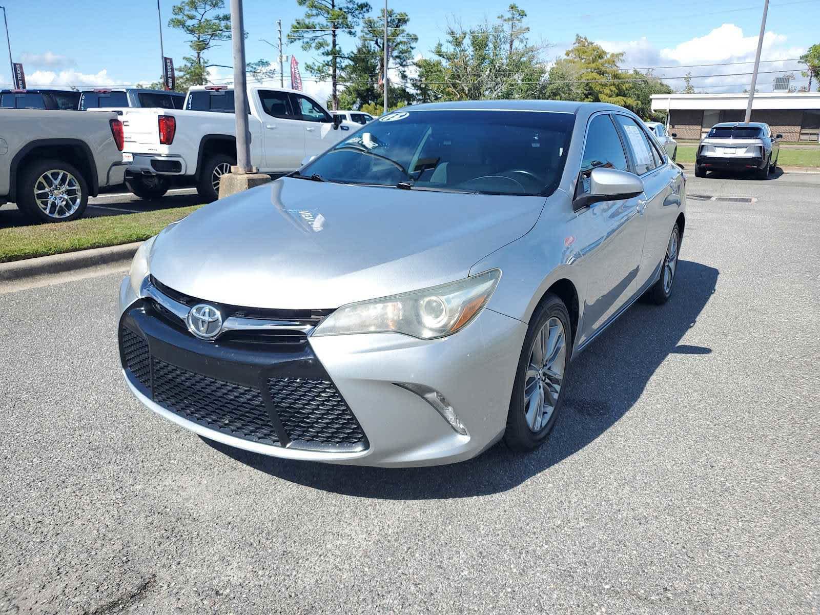 2015 Toyota Camry SE's photo