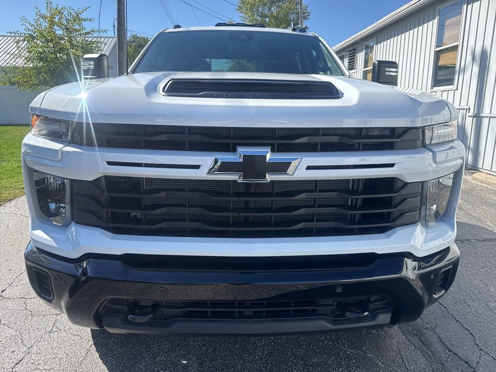 2025 Chevrolet Silverado 2500HD Custom photo 2