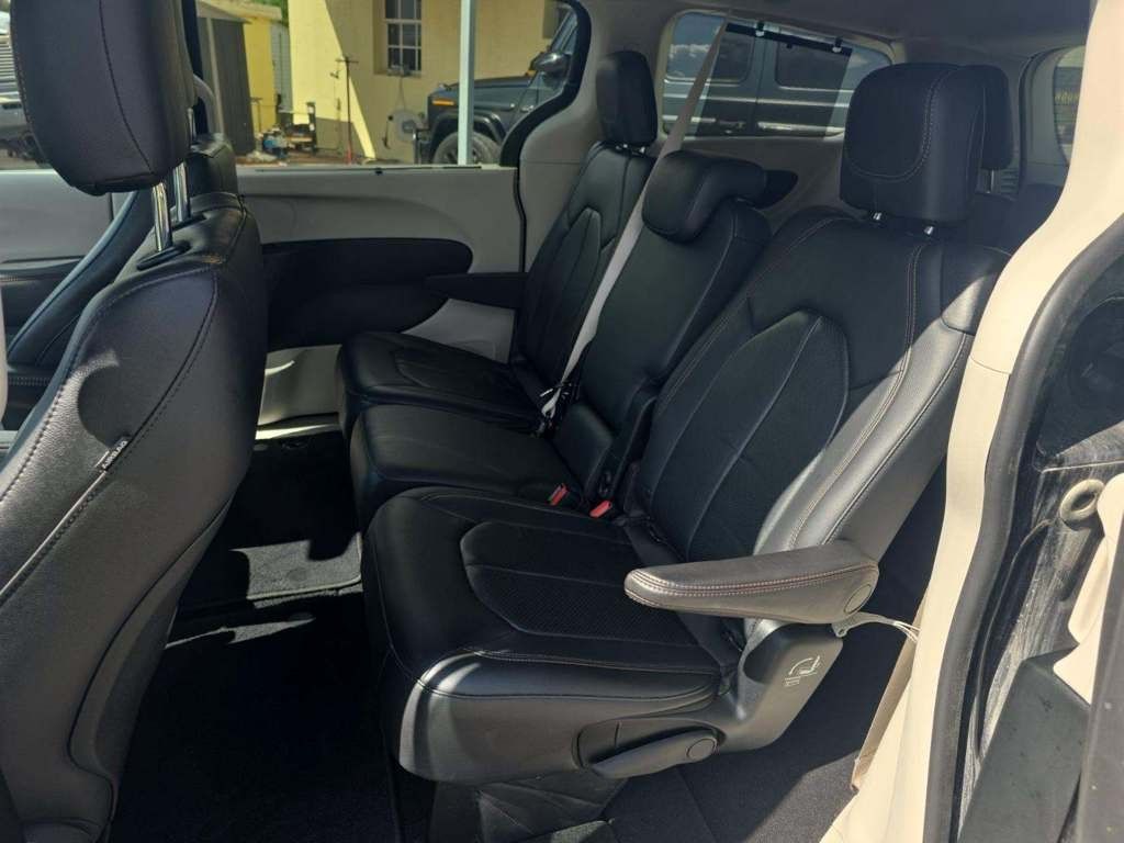 2018 Chrysler Pacifica Touring L photo 6