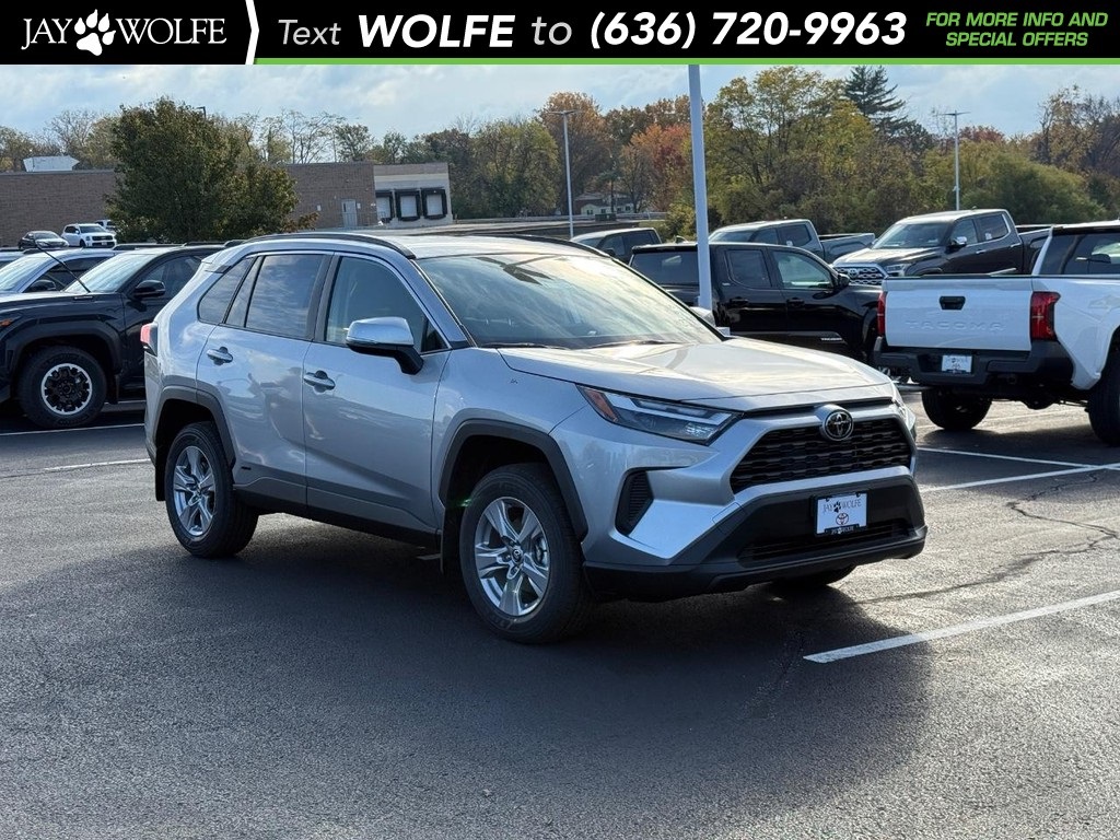 2025 Toyota RAV4 XLE's photo