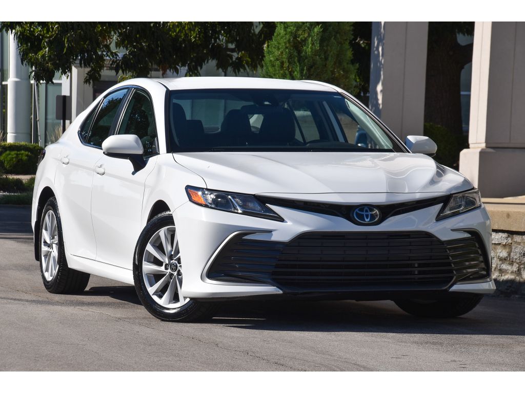 2022 Toyota Camry LE's photo