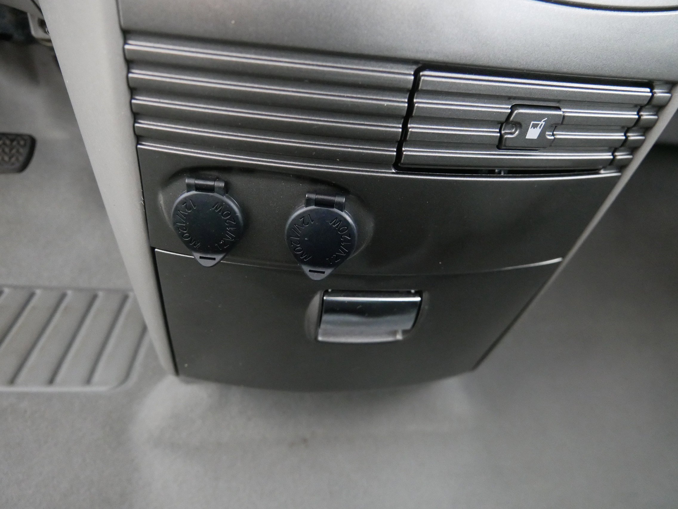 2004 Toyota Sienna XLE photo 19