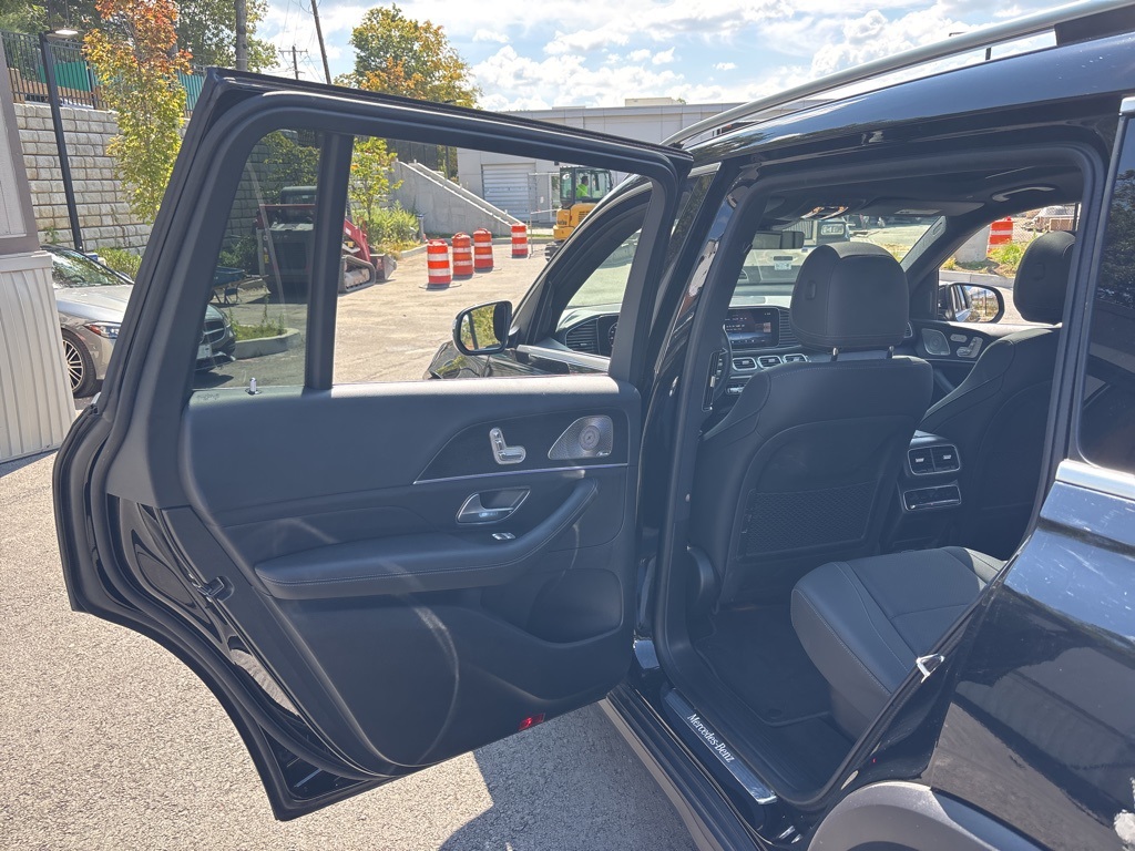 2025 Mercedes Benz GLS 450 4MATIC photo 11