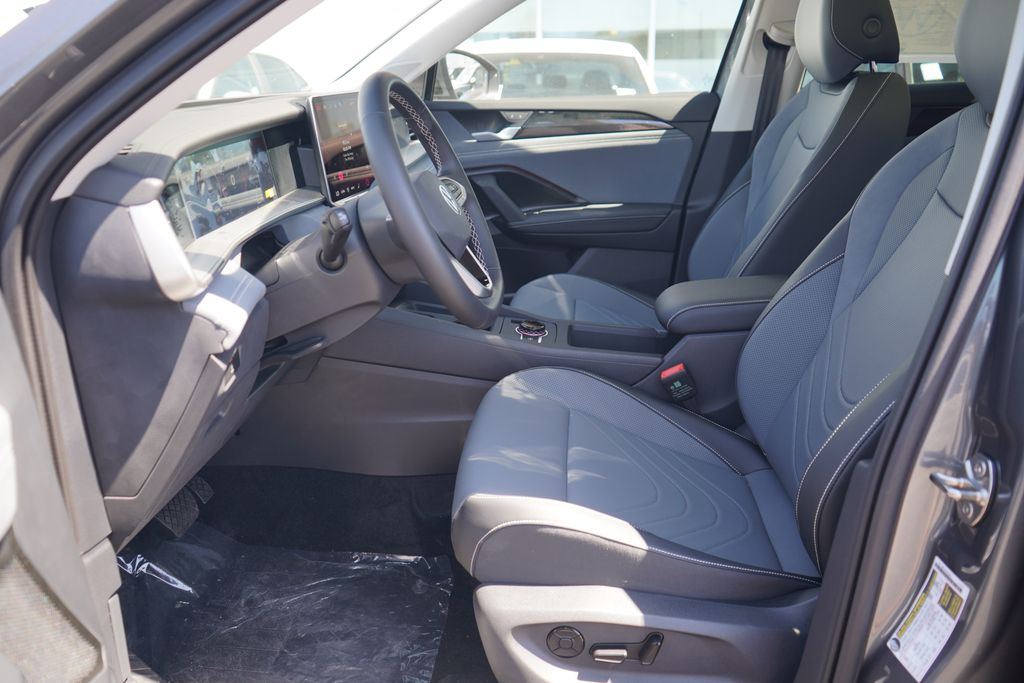 2025 Volkswagen Tiguan SE photo 4