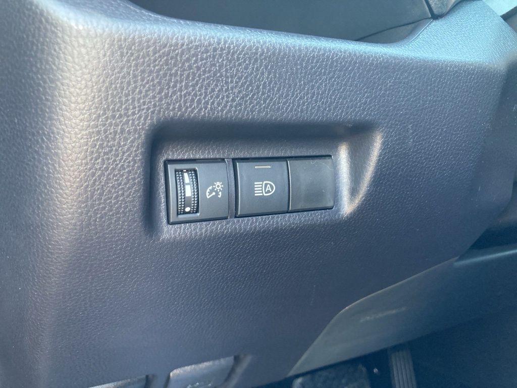 2025 Toyota RAV4 XLE photo 11
