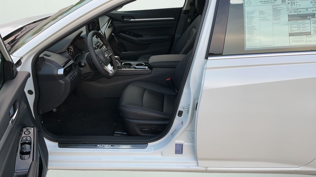2025 Nissan Altima 2.5 SR photo 9