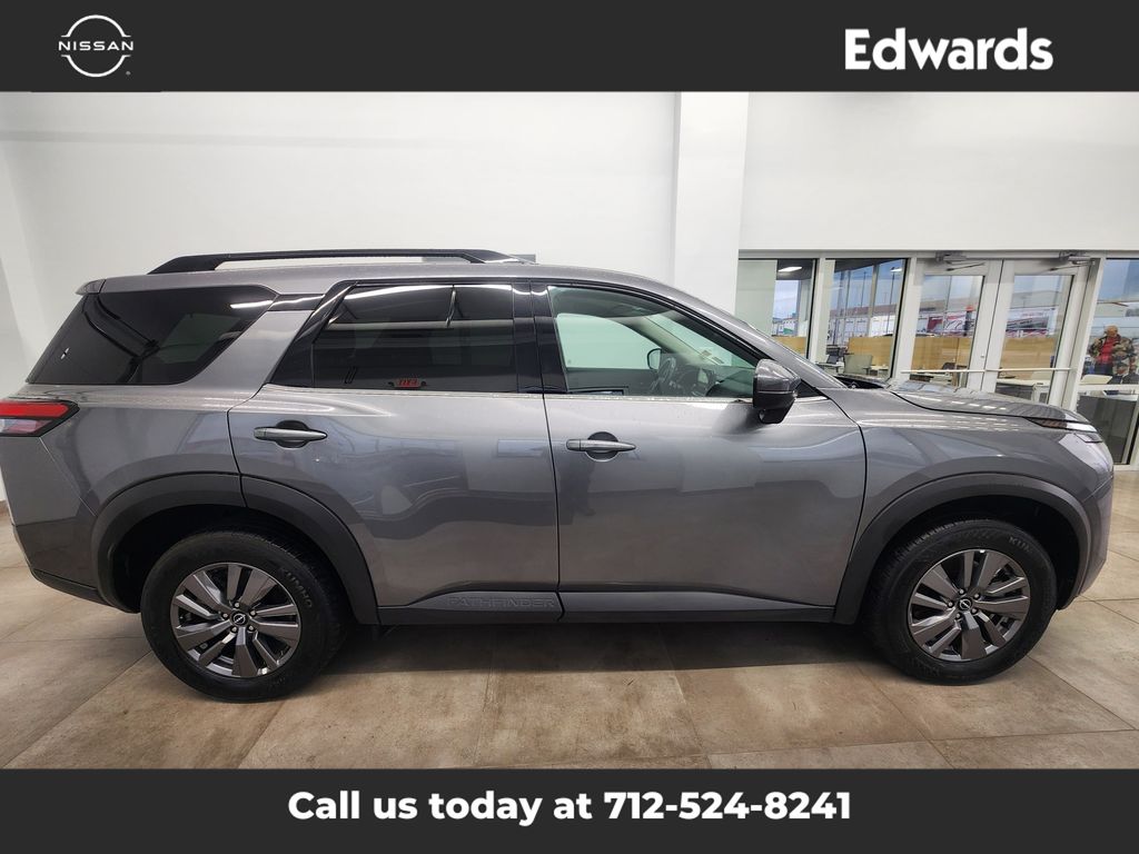 2024 Nissan Pathfinder SV's photo