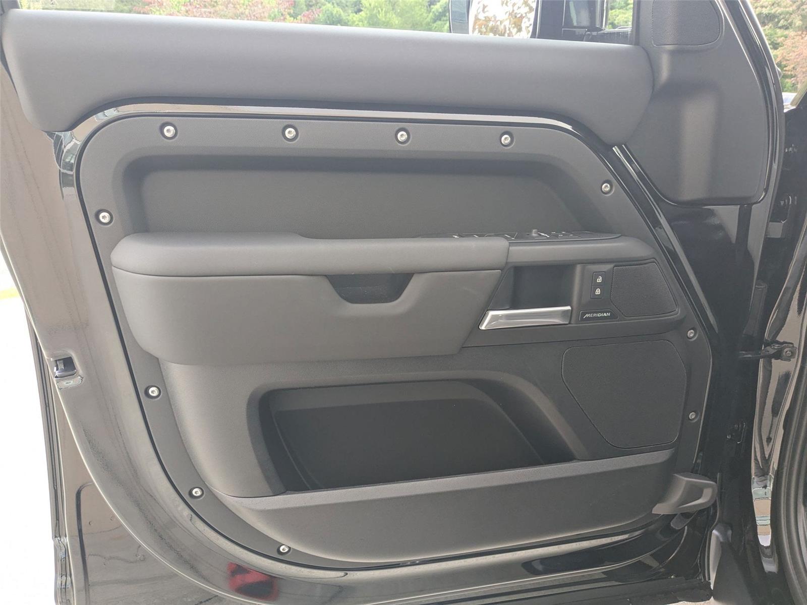 2025 Land Rover Defender 110 S photo 11