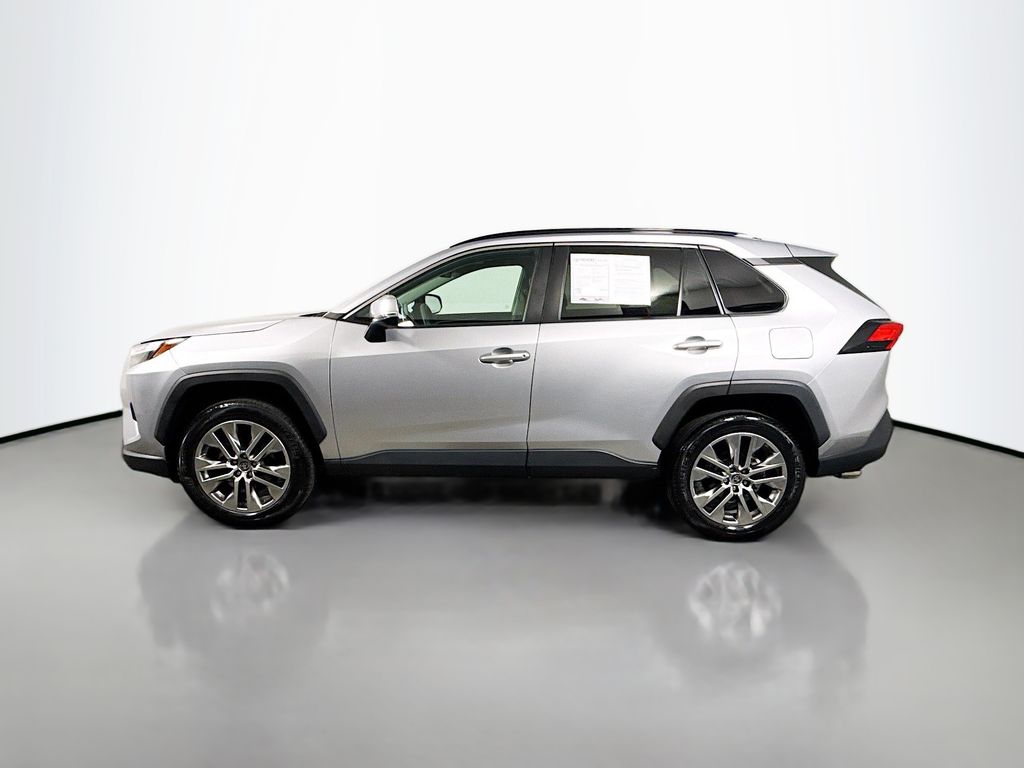 2023 Toyota RAV4 XLE Premium photo 3