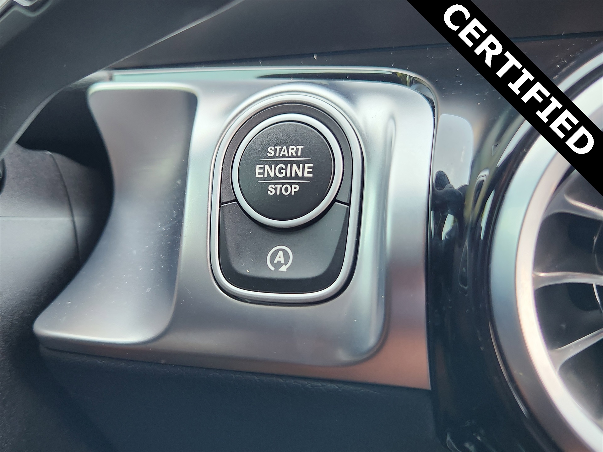 2025 Mercedes Benz GLB 250 photo 18