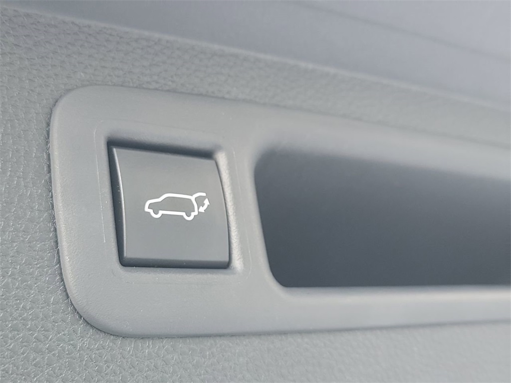 2022 Toyota Highlander LE photo 12