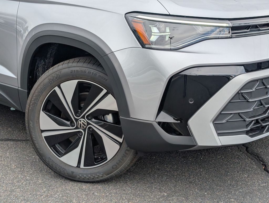 2025 Volkswagen Taos SE photo 2