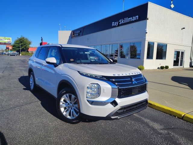 2025 Mitsubishi Outlander ES's photo