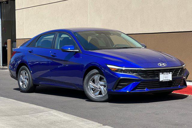2025 Hyundai Elantra SE photo 2