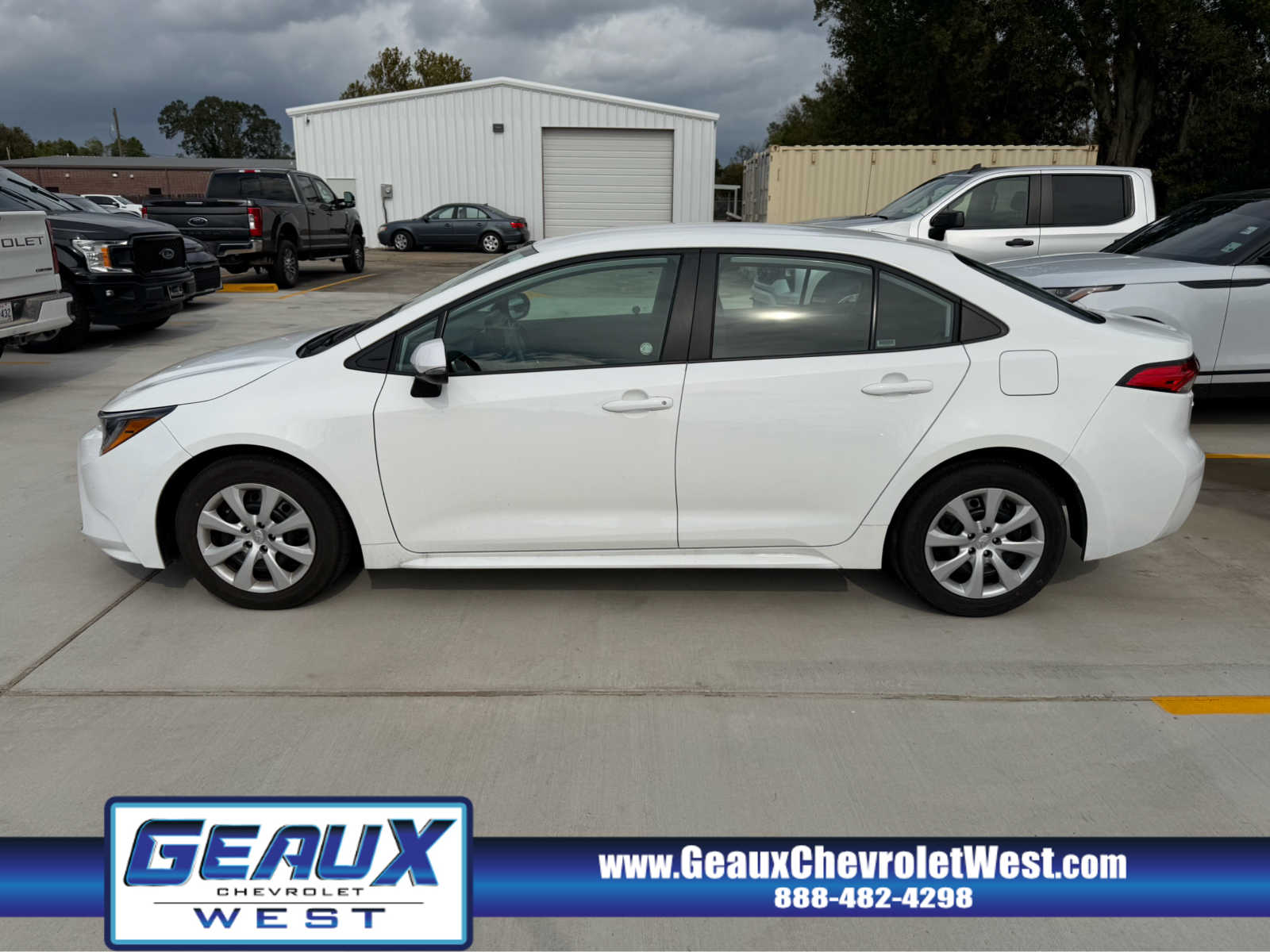 2025 Toyota Corolla LE photo 3