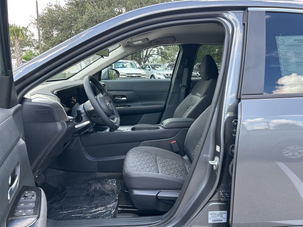 2025 Nissan Kicks SV photo 9