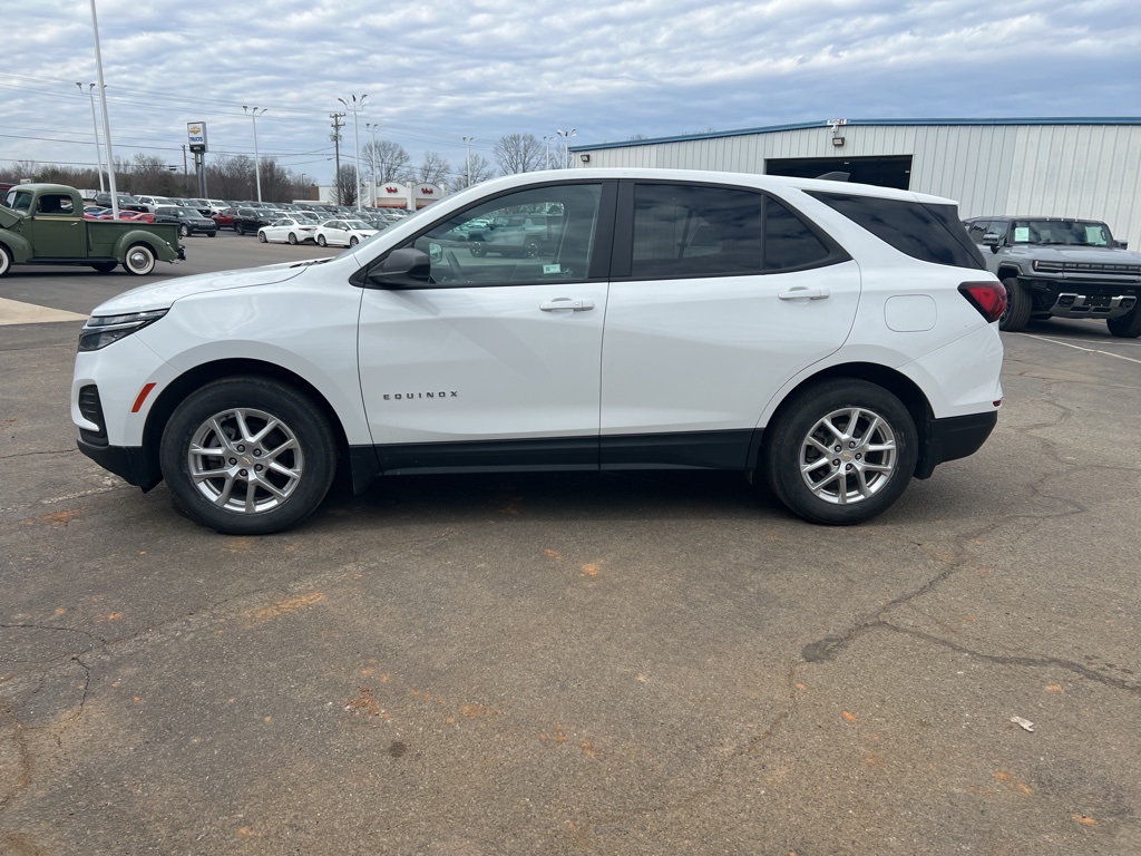 2022 Chevrolet Equinox LS photo 2