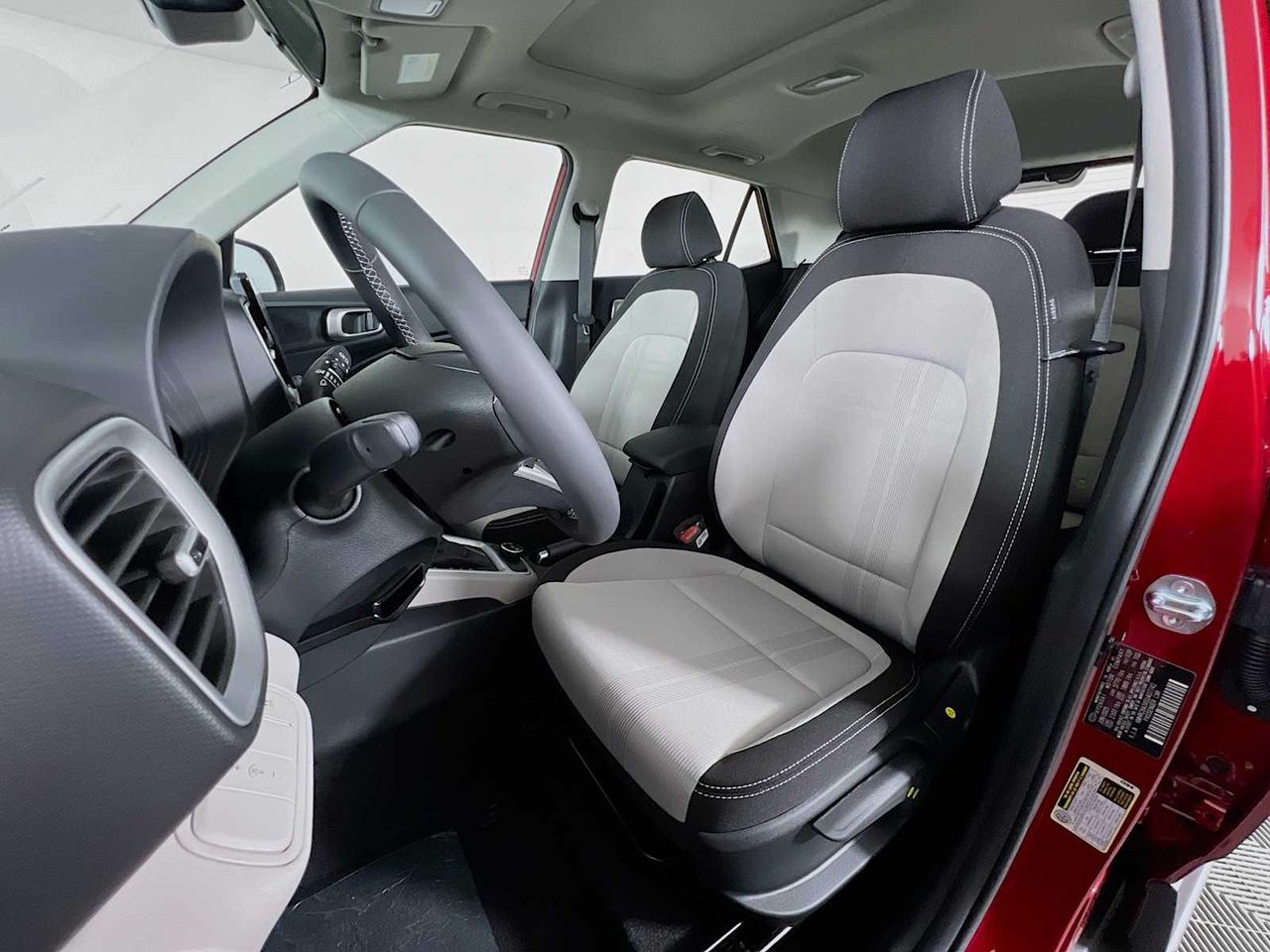 2025 Hyundai Venue SEL photo 11