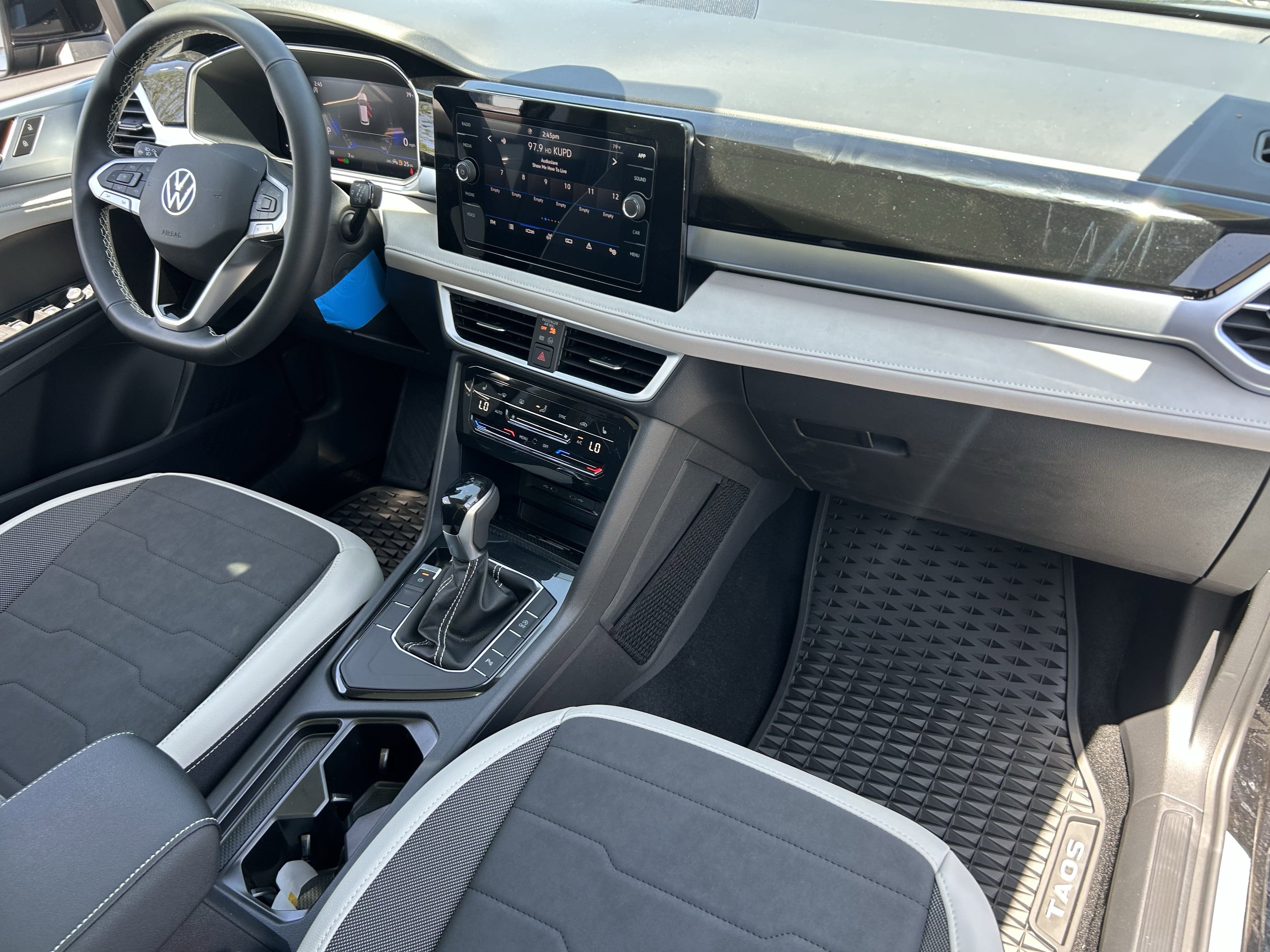 2025 Volkswagen Taos SE photo 3