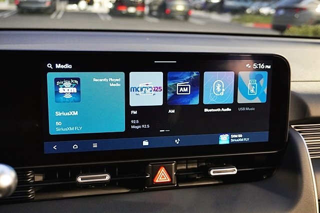 Used 2025 Green Hyundai SEL image 29