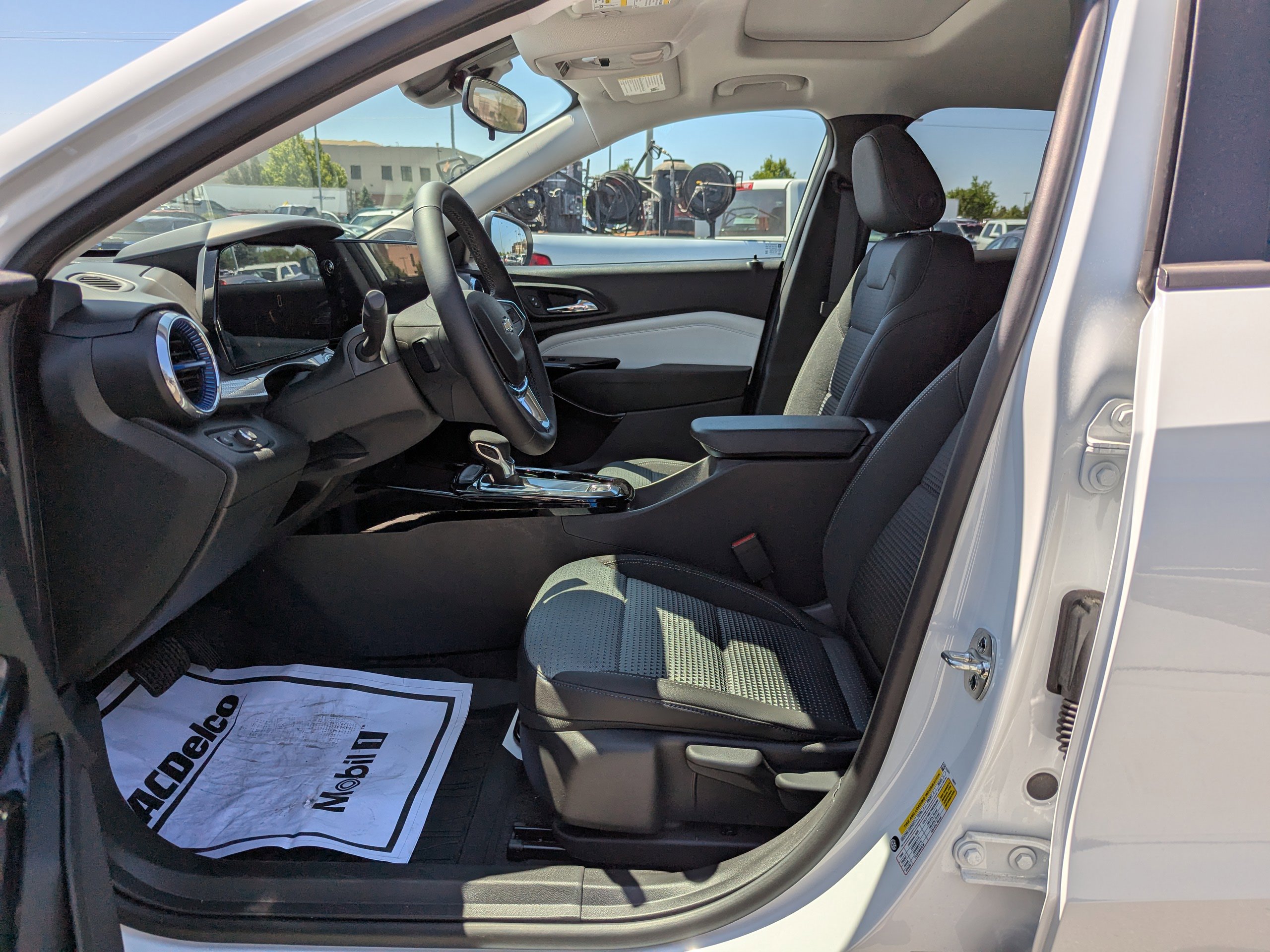 2025 Chevrolet Trax LT photo 10