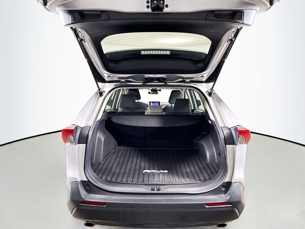 2023 Toyota RAV4 Hybrid XLE photo 23