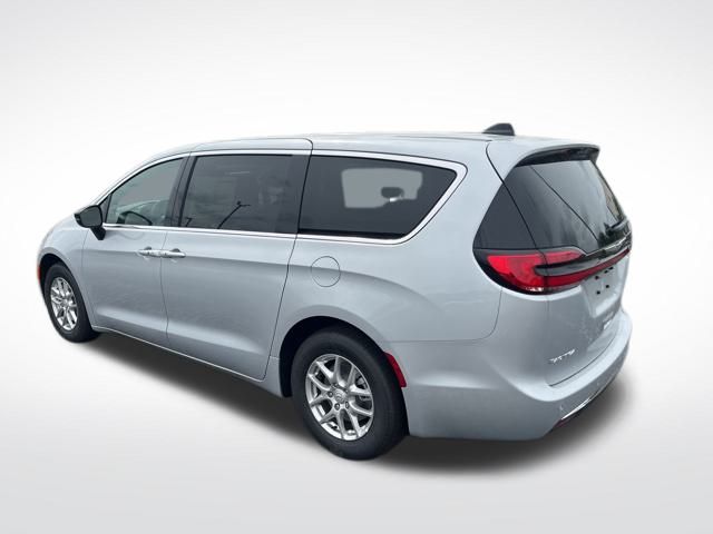 2026 Chrysler Pacifica photo 3