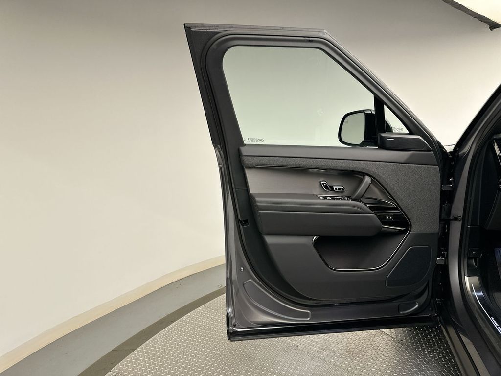 2025 Land Rover Range Rover Sport SE photo 8