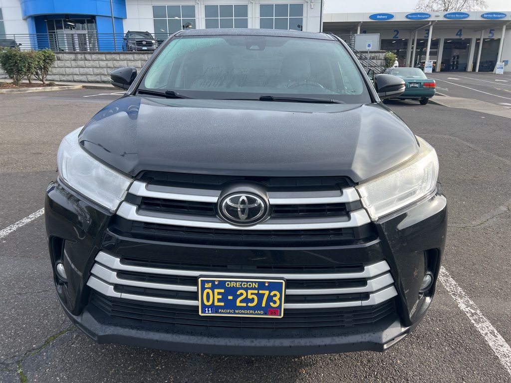 2017 Toyota Highlander LE photo 2