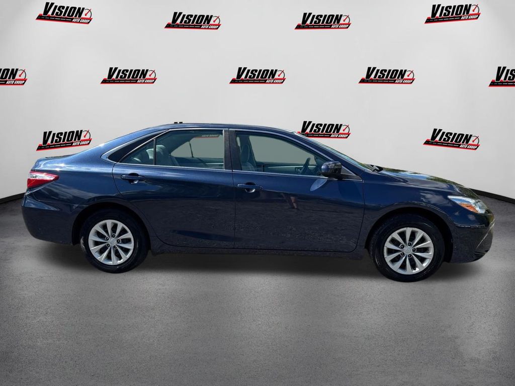 2016 Toyota Camry LE photo 4