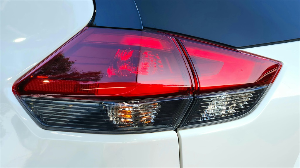 2017 Nissan Rogue SV photo 17
