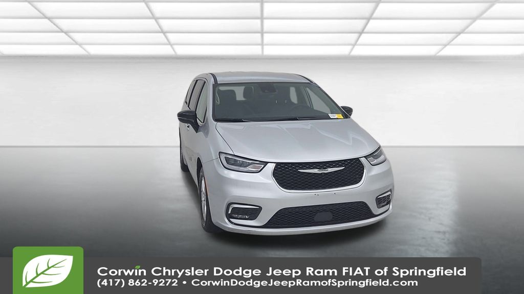 2024 Chrysler Pacifica Touring L photo 4