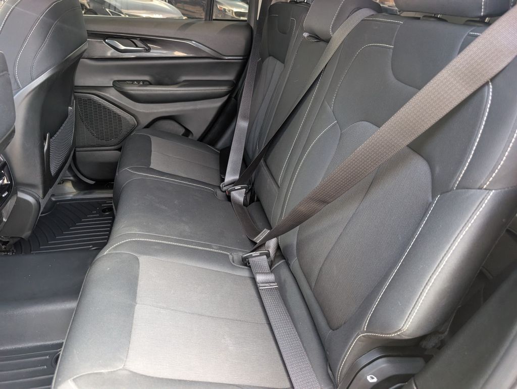 2023 Jeep Grand Cherokee Laredo photo 15