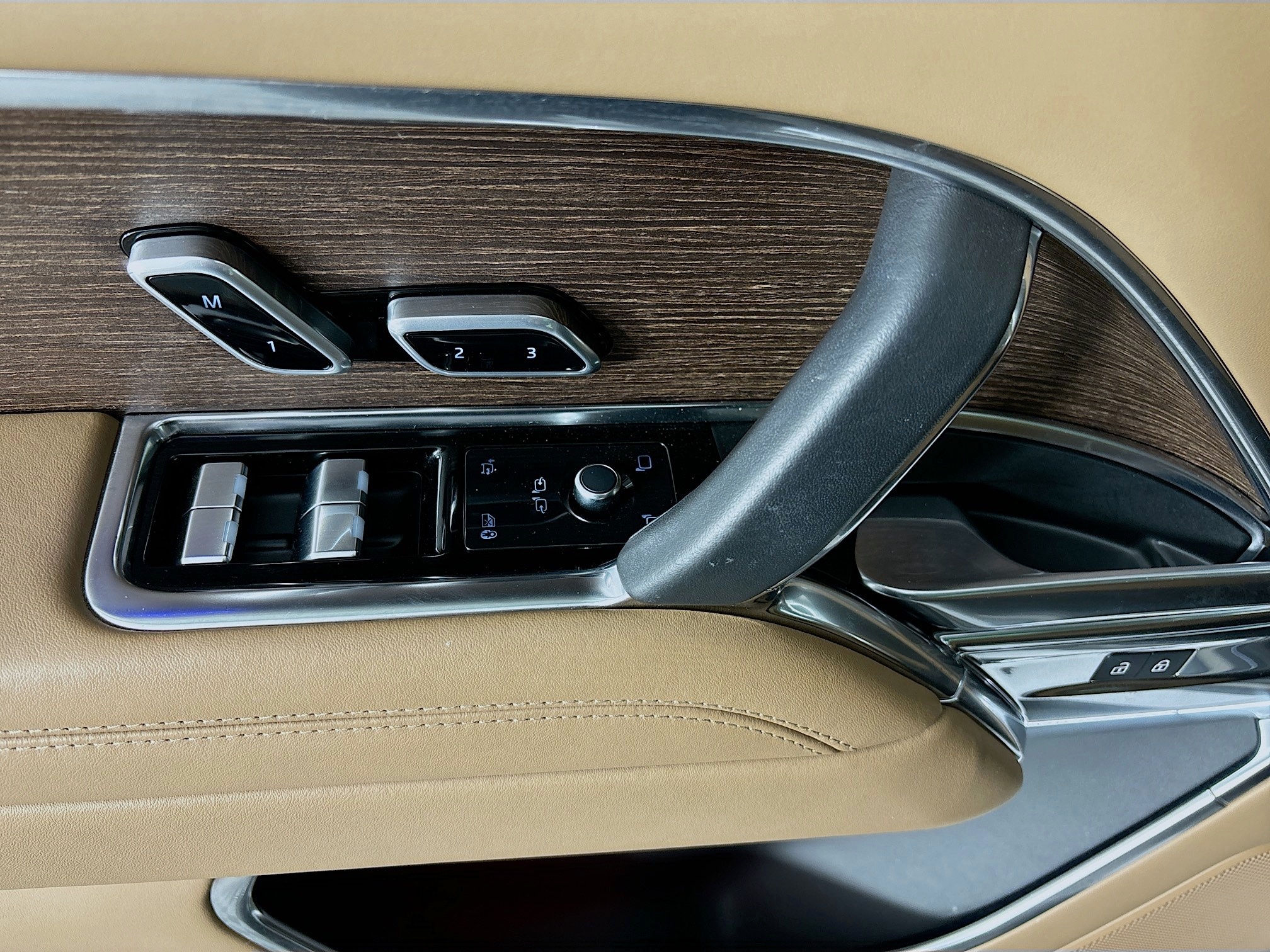 2023 Land Rover Range Rover SE photo 18