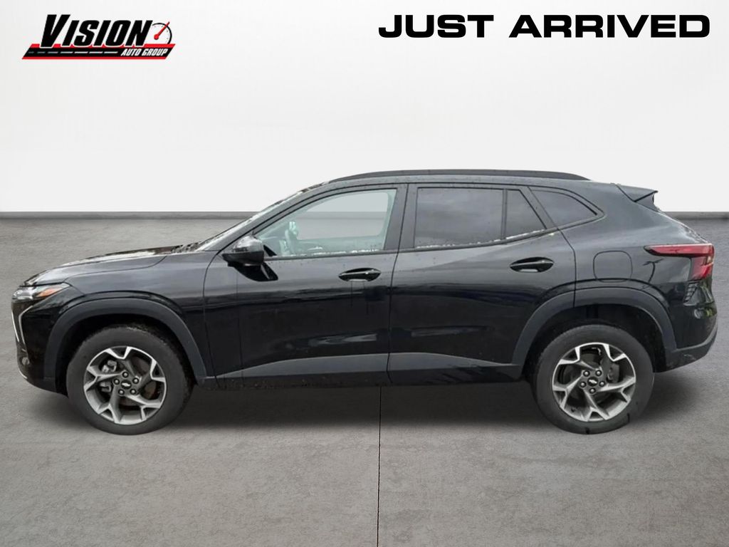 2024 Chevrolet Trax LT photo 2