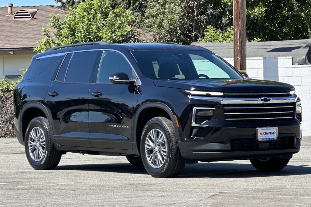 2026 Chevrolet Traverse photo 2