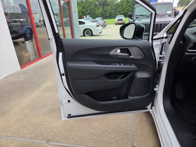 2026 Chrysler Voyager LX photo 11
