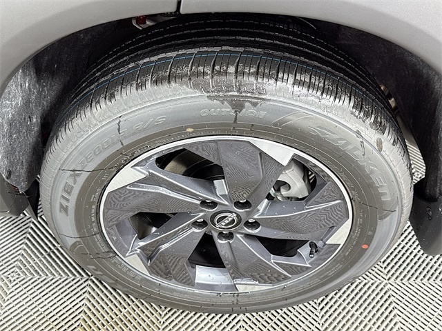 2025 Nissan Rogue SV photo 2