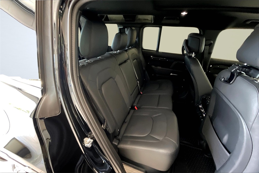 2025 Land Rover Defender 110 X-Dynamic SE photo 9