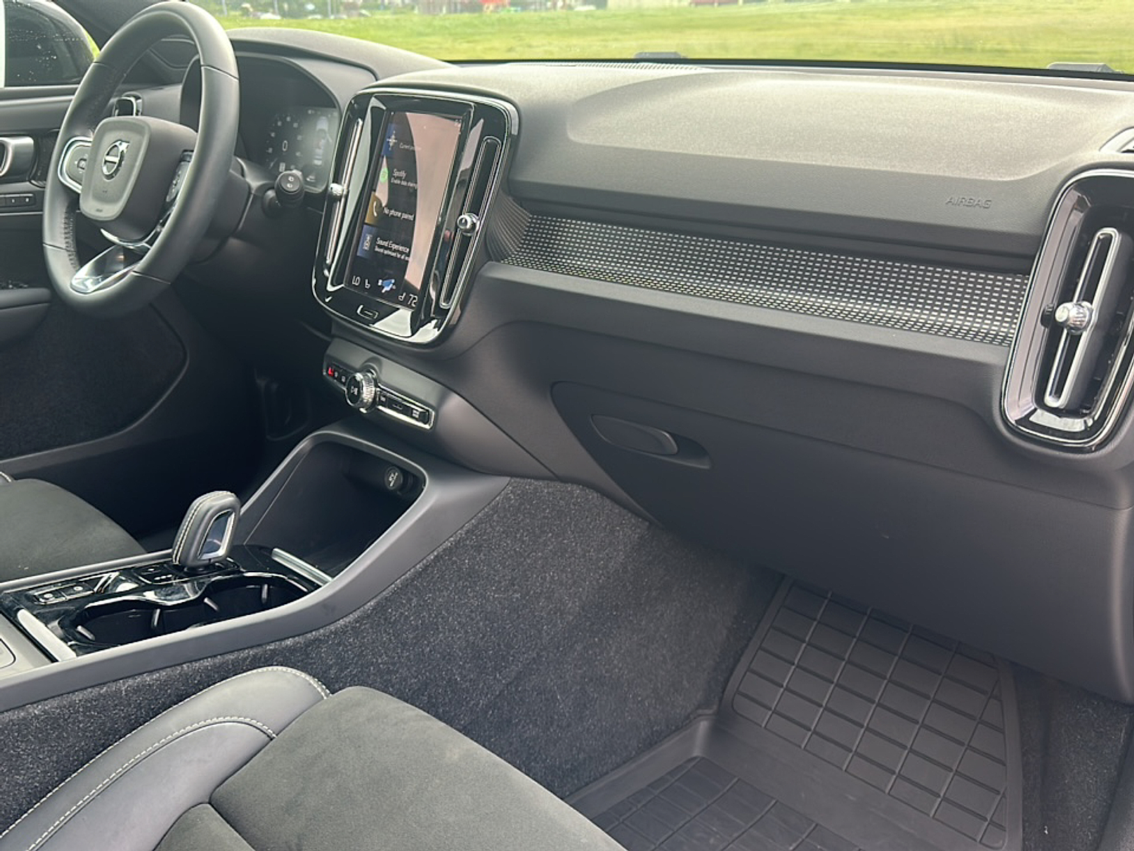2022 Volvo XC40 T5 R-Design photo 10