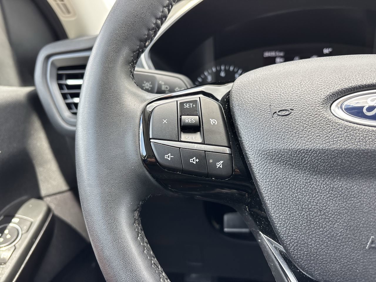 2022 Ford Escape SEL photo 24