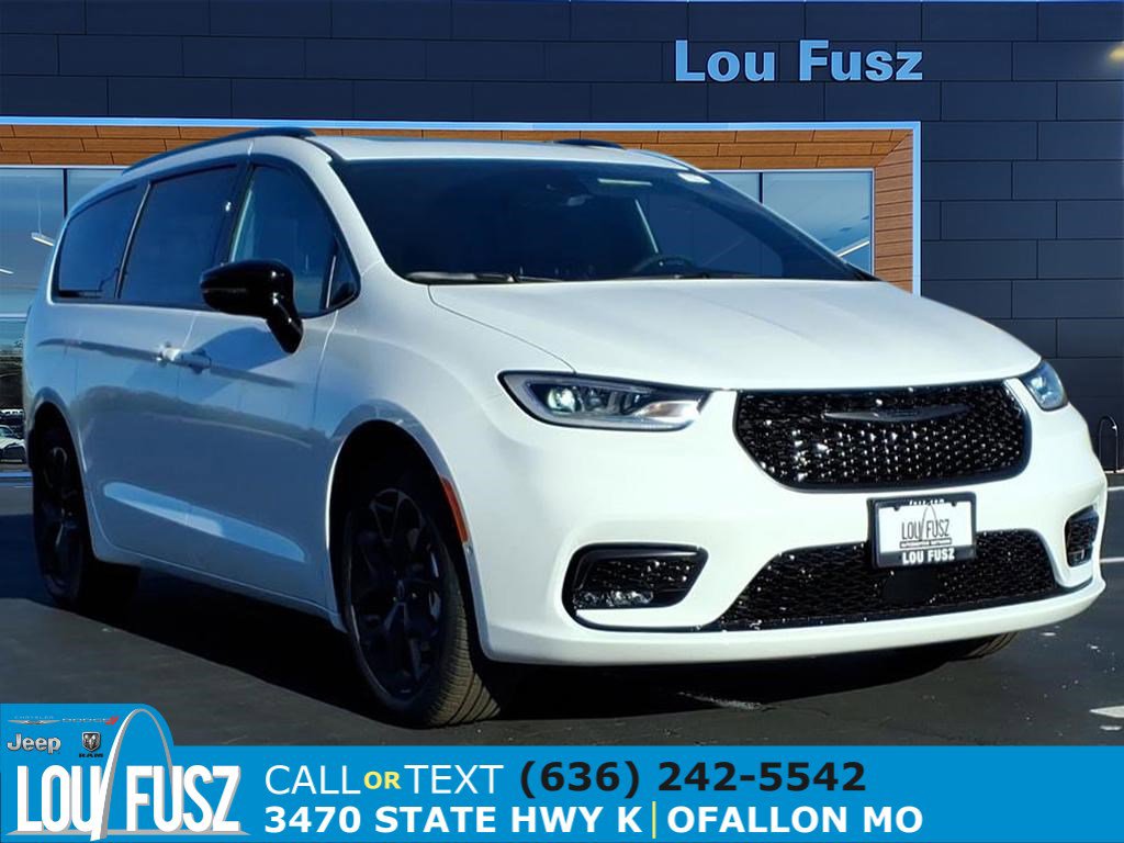 2026 Chrysler Pacifica Select's photo