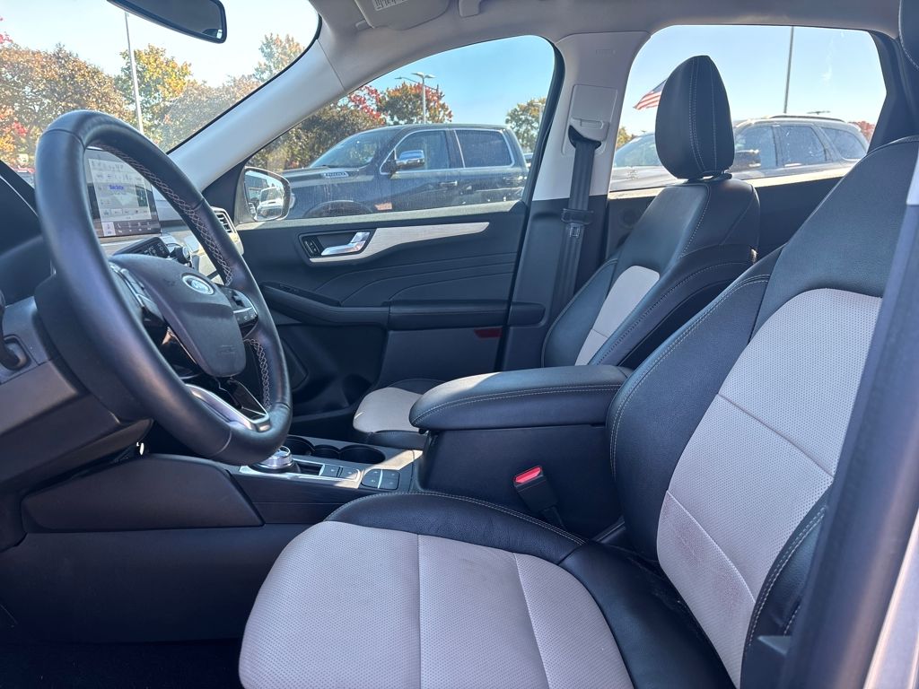 2022 Ford Escape Titanium photo 2