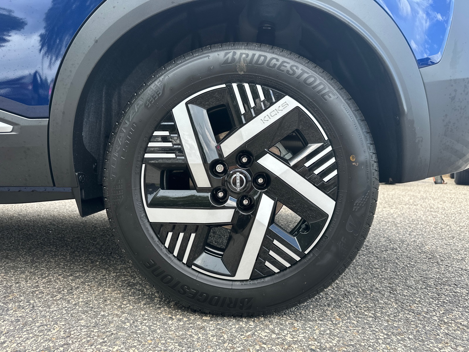 2025 Nissan Kicks SV photo 18