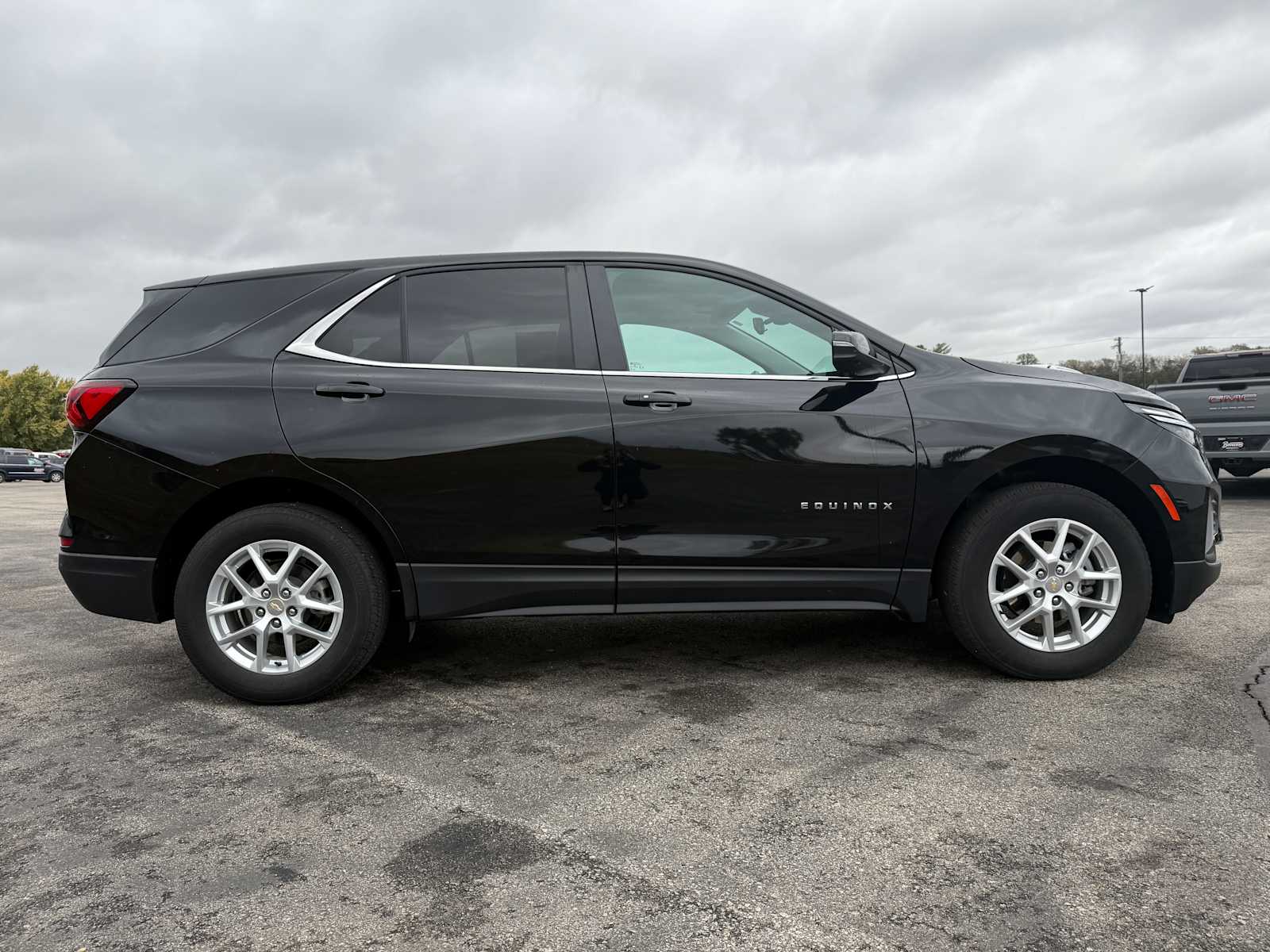 2024 Chevrolet Equinox LT photo 2