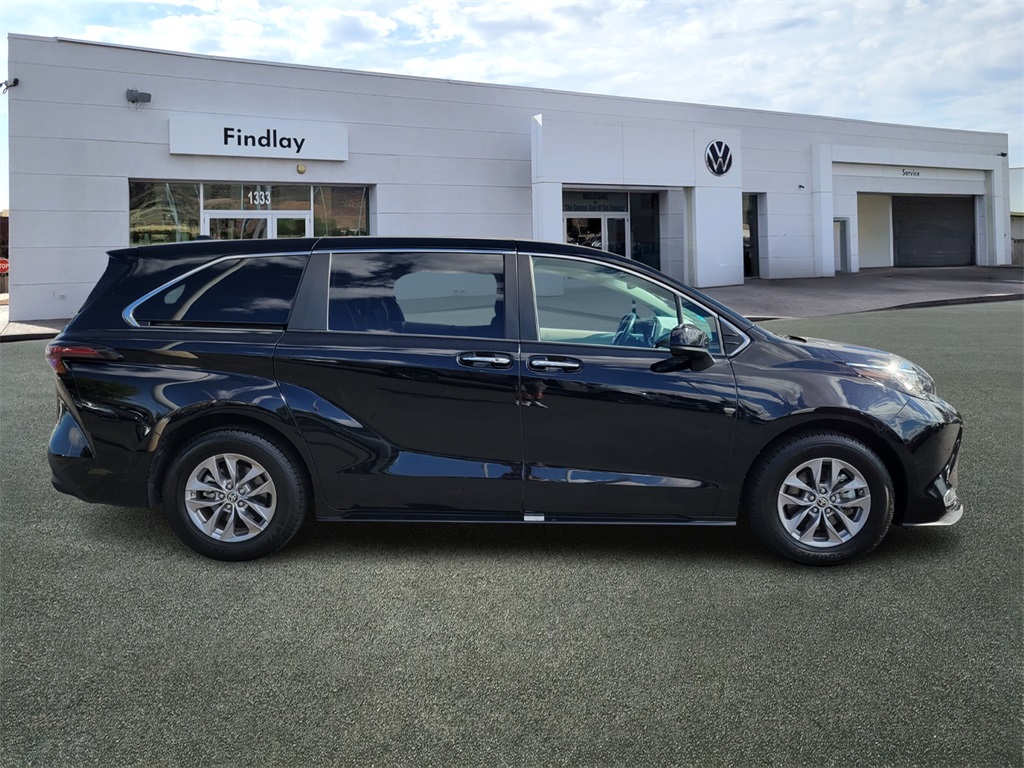 2023 Toyota Sienna XLE photo 3