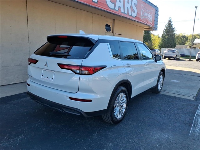 2023 Mitsubishi Outlander ES photo 3