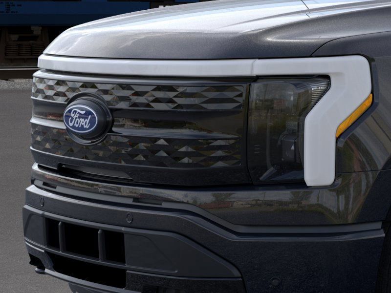2025 Ford F-150 Lightning Platinum photo 18