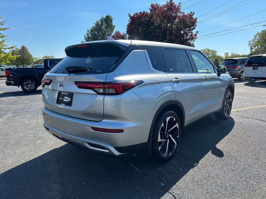 2023 Mitsubishi Outlander SE photo 2
